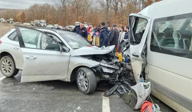Yolcu minibüsü ile otomobil çarpıştı: 9 kişi yaralandı