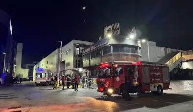 Kocaeli’de lastik fabrikasında çıkan yangında 8 işçi dumandan etkilendi