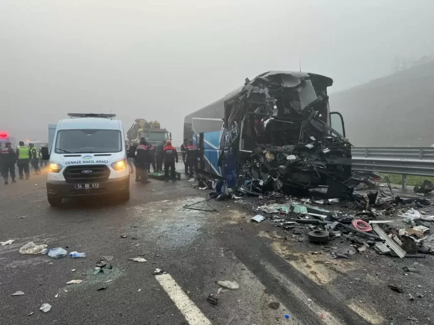 Kuzey Marmara Otoyolu’nda zincirleme kazada 10 kişi öldü, 59 kişi yaralandı