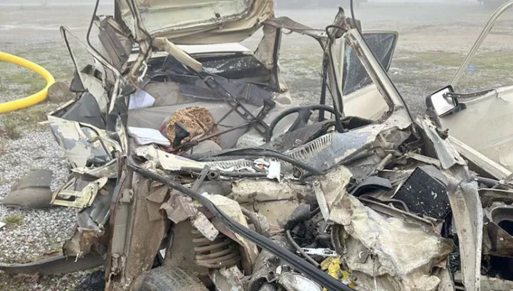 Çanakkale’de otomobilin çekiciye çarpması sonucu 2 kişi öldü