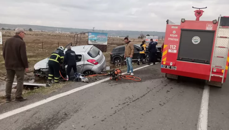 Edirne’de iki otomobilin çarpıştığı kazada 2 kişi öldü