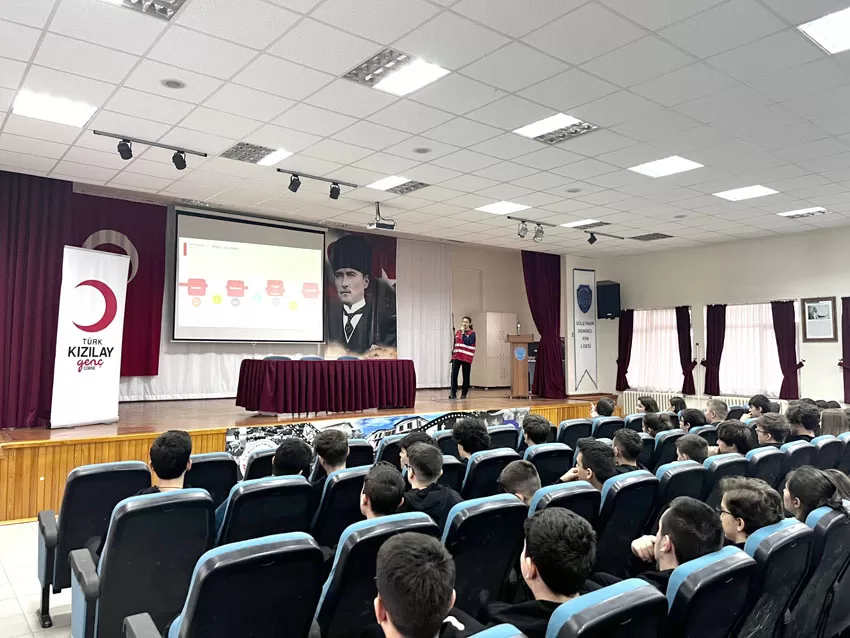 Genç Kızılay Edirne Gönüllüleri liselerde