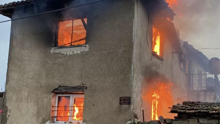 Kırklareli’nde iki katlı ev alev alev yandı