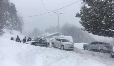 Kosova’da yoğun kar nedeniyle Brezovitsa yolu ulaşıma kapandı