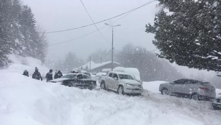 Kosova’da yoğun kar nedeniyle Brezovitsa yolu ulaşıma kapandı