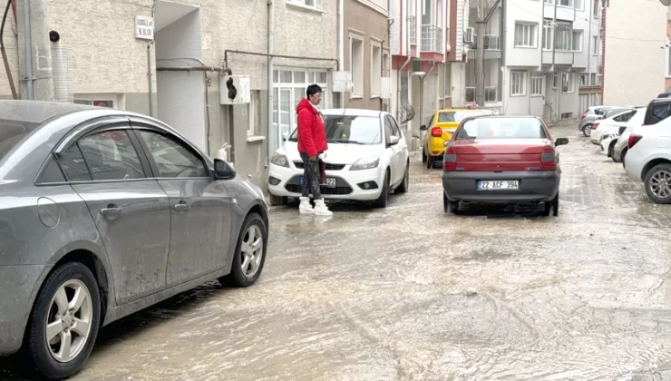 Edirne’de patlayan borudan çıkan su sokaklara taştı