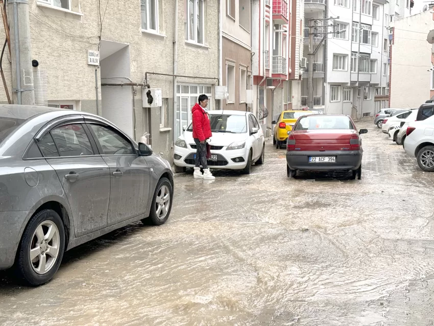 Edirne’de patlayan borudan çıkan su sokaklara taştı