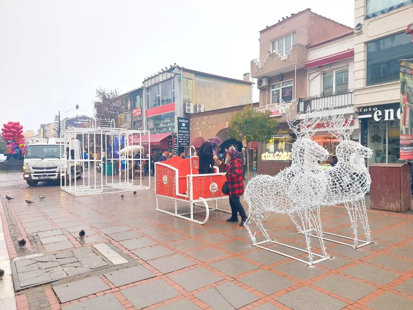 Caddeler yılbaşı için süsleniyor