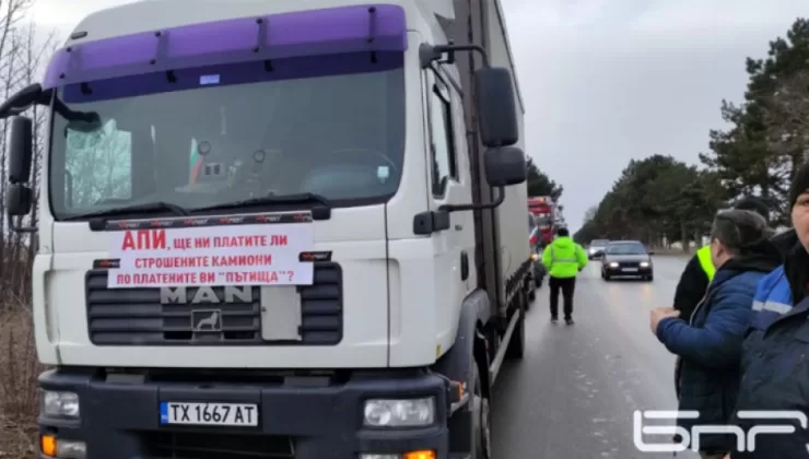 Kuzey Bulgaristan’da sürücüler yolları kapattı