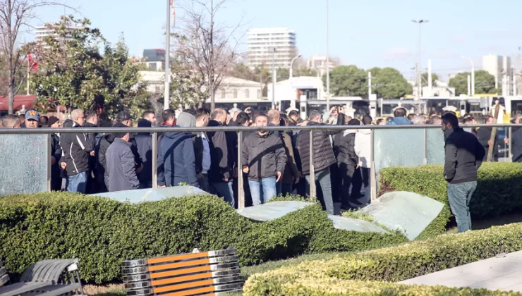 İstanbul’da 8+1 taksi sahipleri UKOME toplantısının yapıldığı tesisin camlarını kırdı