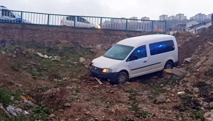 Kocaeli’de taksi ile panelvan çarpıştı, 4 kişi yaralandı