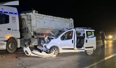 Edirne’de tırla hafif ticari aracın karıştığı kazada 2 kişi yaralandı