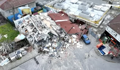 İstanbul’da bitişik haldeki iki bina çöktü