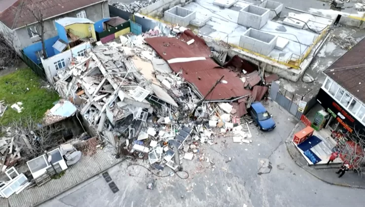 İstanbul’da bitişik haldeki iki bina çöktü