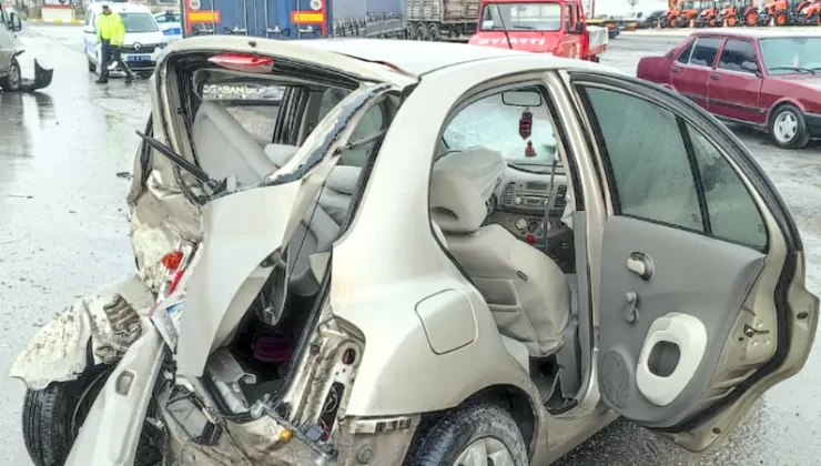 Kırklareli’nde 3 aracın karıştığı trafik kazasında 2 kişi yaralandı