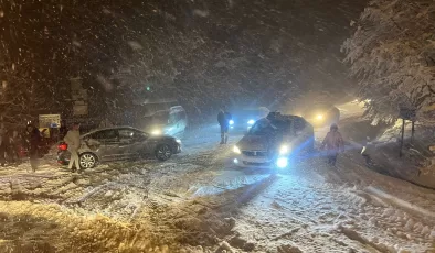 Sakarya’da Kocaali-Hendek yolu yoğun kar nedeniyle ulaşıma kapatıldı