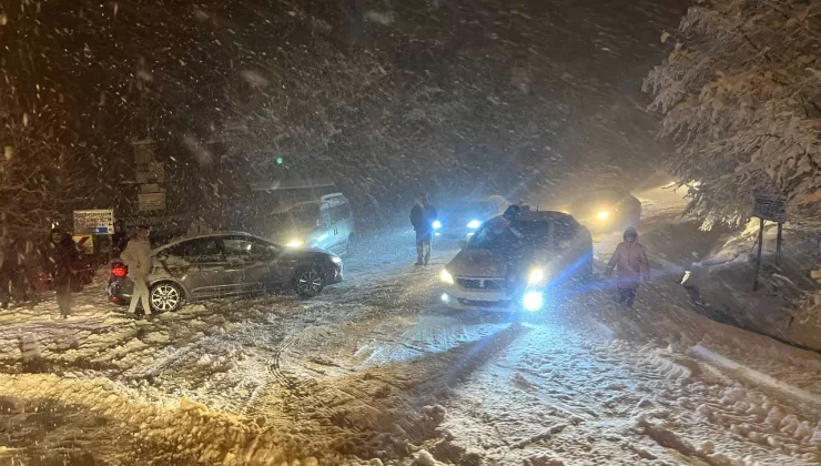 Sakarya’da Kocaali-Hendek yolu yoğun kar nedeniyle ulaşıma kapatıldı