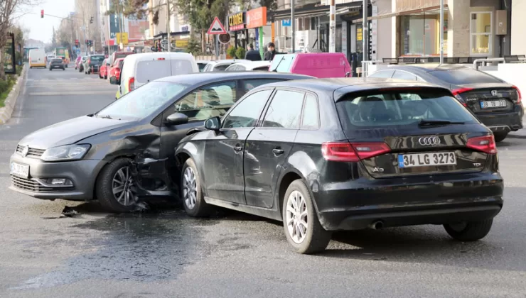 Lüleburgaz’da iki otomobilin çarpıştığı kazada 1 kişi yaralandı