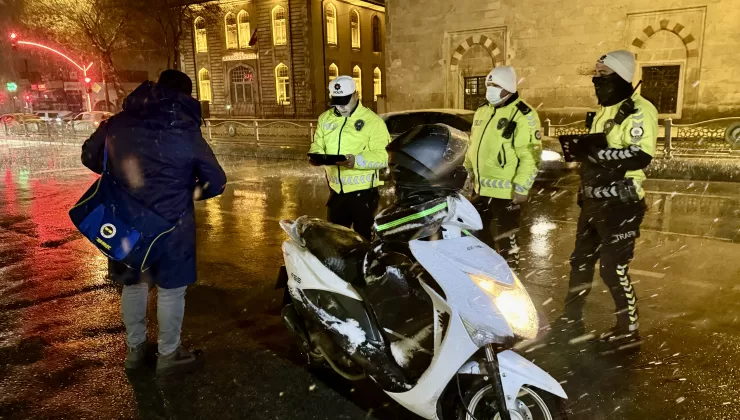 Edirne’de kar nedeniyle trafiğe çıkışı yasaklanan motosikletlere yönelik denetim yapıldı