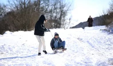 Kırklareli’nde çocuklar kar topu oynayıp kızakla kaydı