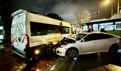 Kocaeli’de servis minibüsüyle otomobilin çarpıştığı kazada 4 kişi yaralandı