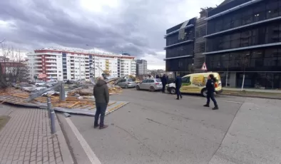 Şiddetli rüzgar Priştine Belediyesi’nin çatısını uçurdu