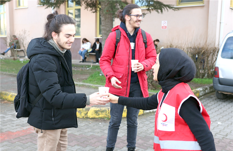 Final döneminde öğrencilere iç ısıtan ikram