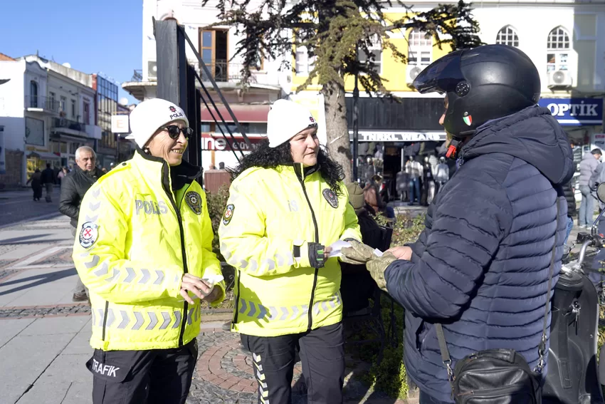 Trafik hem denetledi hem bilgilendirdi