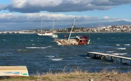 Ayvalık’ta kuvvetli fırtına nedeniyle tekneler alabora oldu