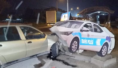 Bursa’da polis aracı maketine çarpan otomobildeki 2 kişi yaralandı