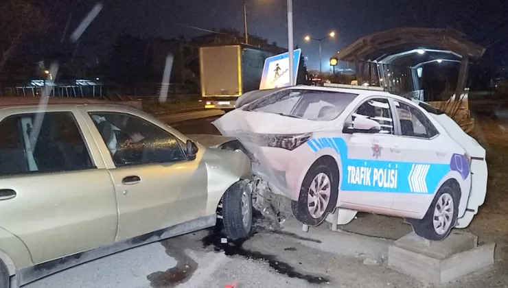 Bursa’da polis aracı maketine çarpan otomobildeki 2 kişi yaralandı