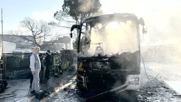 Bursa’da park halindeki otobüs yangında hurdaya döndü