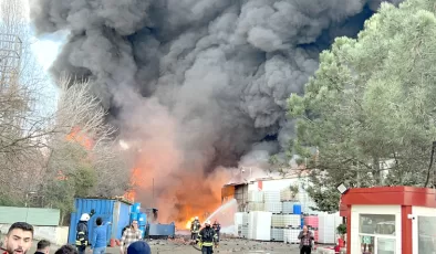 Kocaeli’de bir fabrikada çıkan yangına müdahale ediliyor