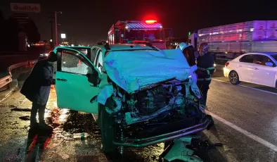 Kocaeli’de kamyona çarpan pikaptaki 3 kişi yaralandı