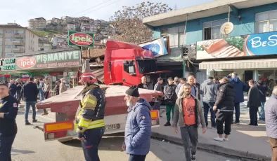Kocaeli’de TIR çay ocağına çarptı: 4 kişi yaralandı