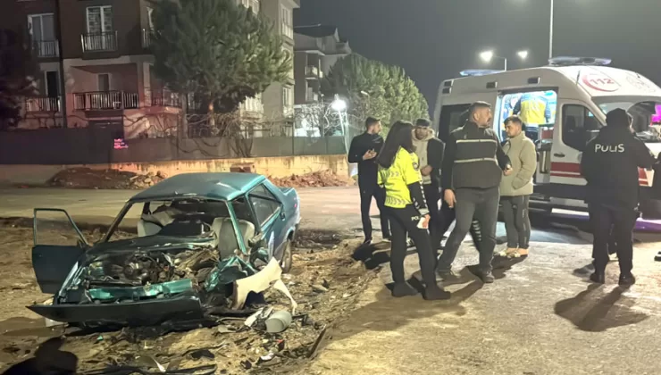 Kocaeli’de iki otomobilin çarpıştığı kazada biri ağır 3 kişi yaralandı