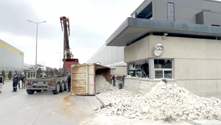 Kocaeli’de hafriyat kamyonu güvenlik binasına çarptı: 3 yaralı