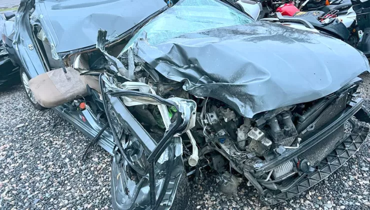 Kocaeli’de park halindeki tıra çarpan otomobilin sürücüsü öldü