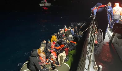 Çanakkale açıklarında sürüklenen lastik bottaki 49 düzensiz göçmen kurtarıldı