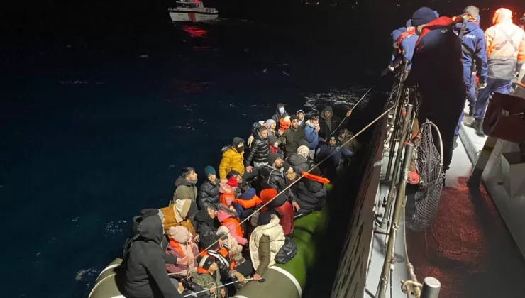 Çanakkale açıklarında sürüklenen lastik bottaki 49 düzensiz göçmen kurtarıldı