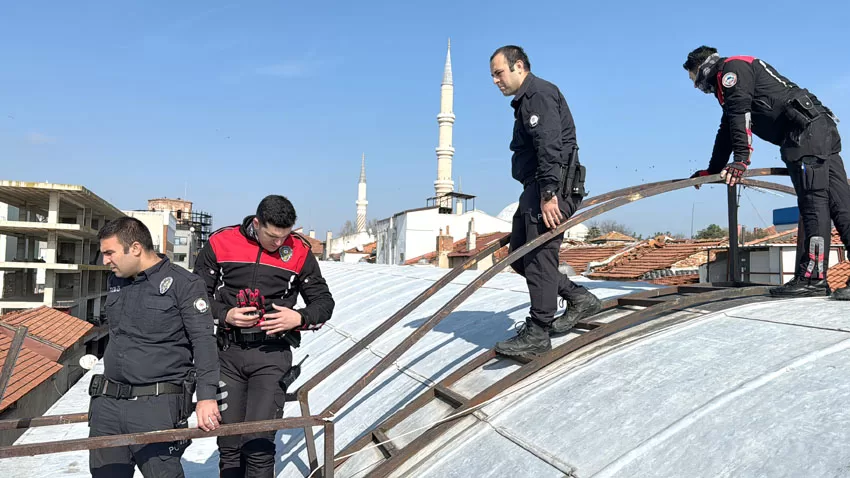 Tarihi çarşının aydınlatma camları kırıldı