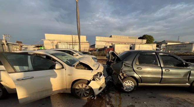 Kocaeli’de zincirleme trafik kazasında 4 kişi yaralandı
