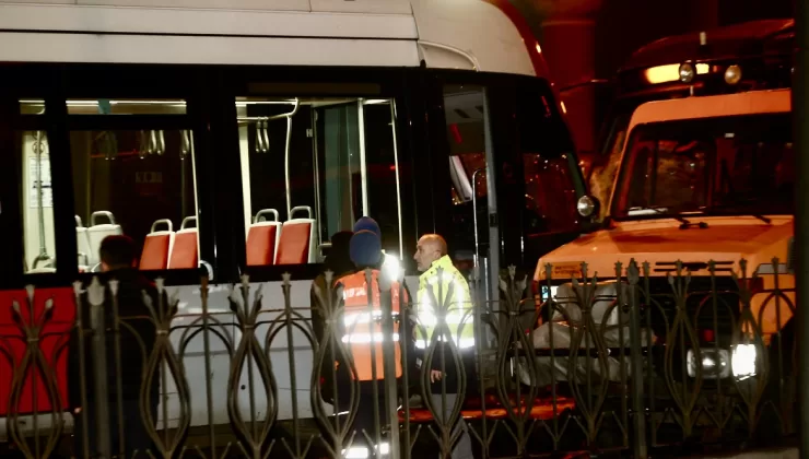 İstanbul Zeytinburnu’nda iki tramvay çarpıştı