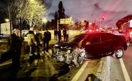 İstanbul’da beton bariyerlere çarpan otomobilin sürücüsü yaralandı