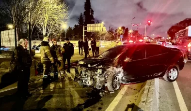 İstanbul’da beton bariyerlere çarpan otomobilin sürücüsü yaralandı