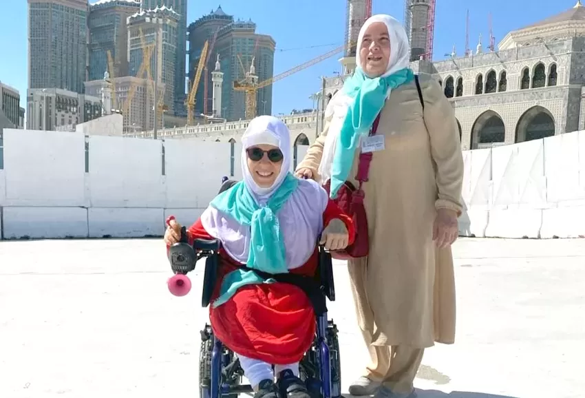 Milli yüzücü Özge umre hayaline kavuştu