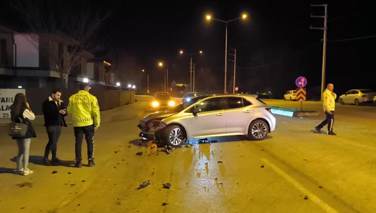 Bursa’da 2 otomobil ile motosikletin karıştığı kazada 1 kişi öldü, 1 kişi yaralandı