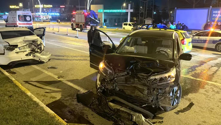 Edirne’de ciple otomobilin çarpıştığı kazada 2 kişi yaralandı