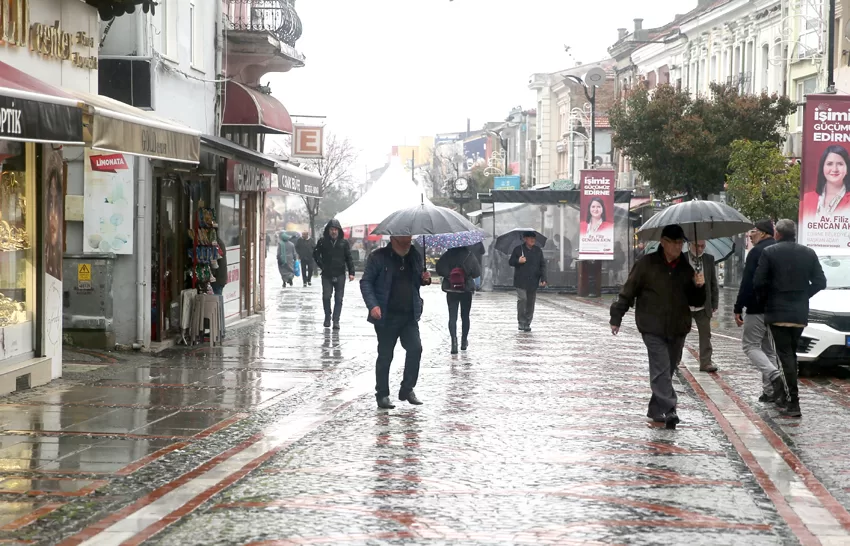 Edirne’de aralıklarla sağanak etkili oluyor