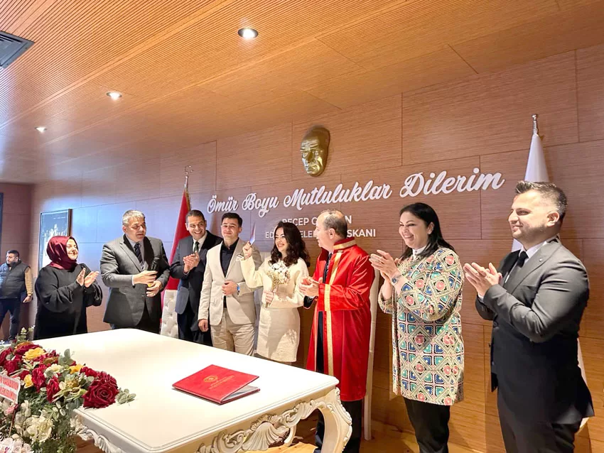 Emniyet müdürü şahitlik ettiği nikahta evlilik cüzdanını “kaybolmasın” diye geline verdi